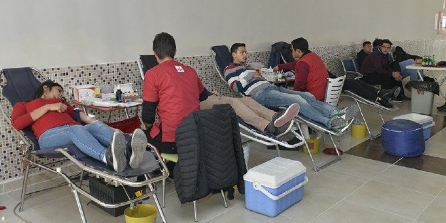 KMÜ’lü öğrencilerden kan bağışı