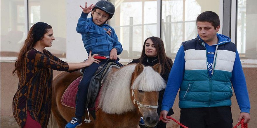 Konyalı küçük Talha engelini 'at üstünde' aşıyor