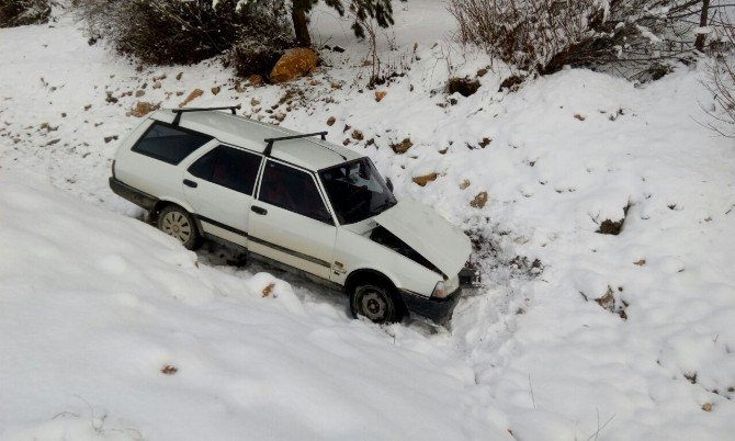 Karda kayan otomobil dereye uçtu: 2 yaralı