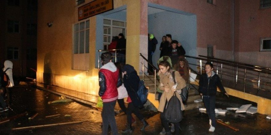 Fırtınada hasar gören pansiyondaki 38 öğrenci tahliye edildi