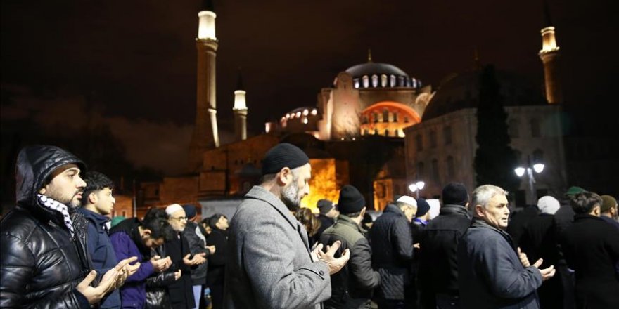'Unutma onlar da üşüyor' diyerek teheccüd namazında buluştular