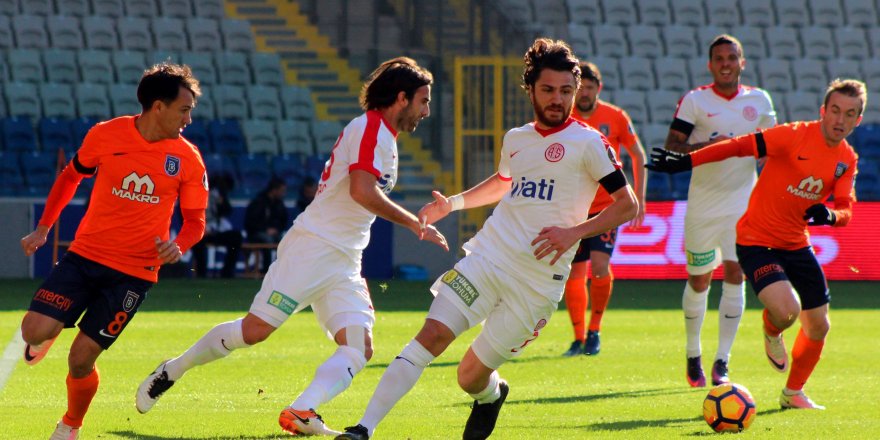 Lider Başakşehir Antalya'ya takıldı