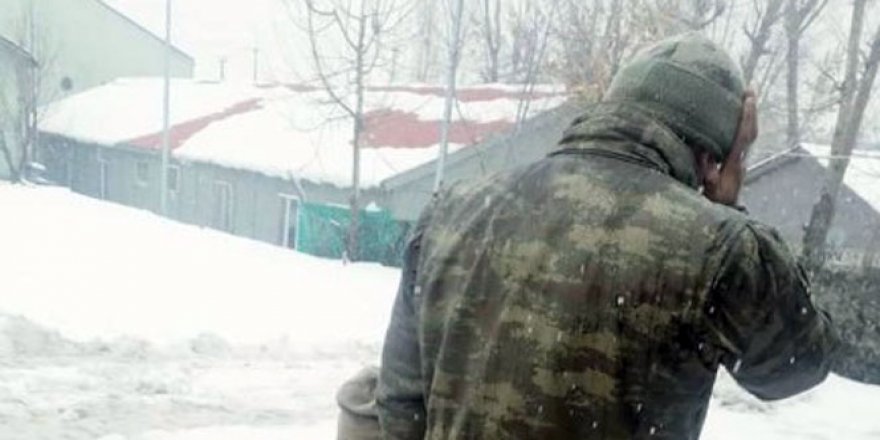 Yüksekova'da asker kar üstünde namaz kıldı