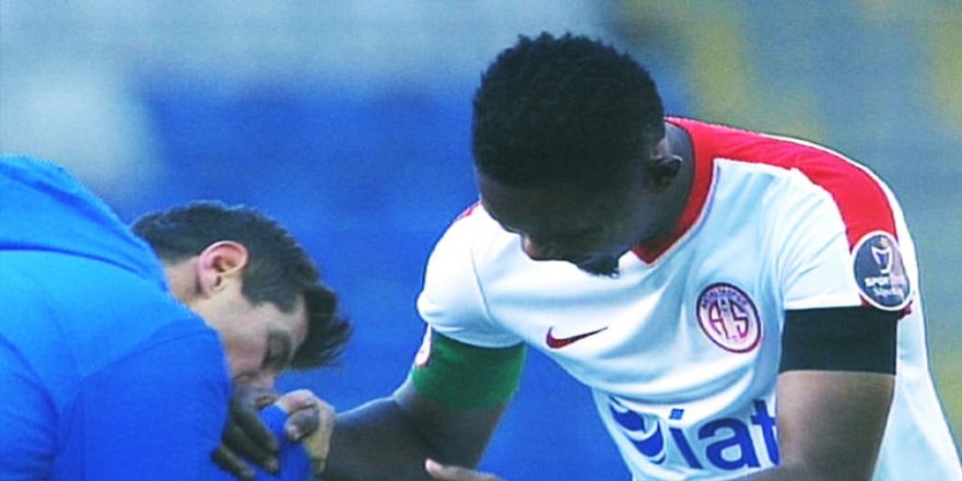 Emre Eto'o'nun elini öptü