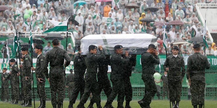 Uçak kazasında hayatını kaybeden futbolcular Brezilya'ya getirildi