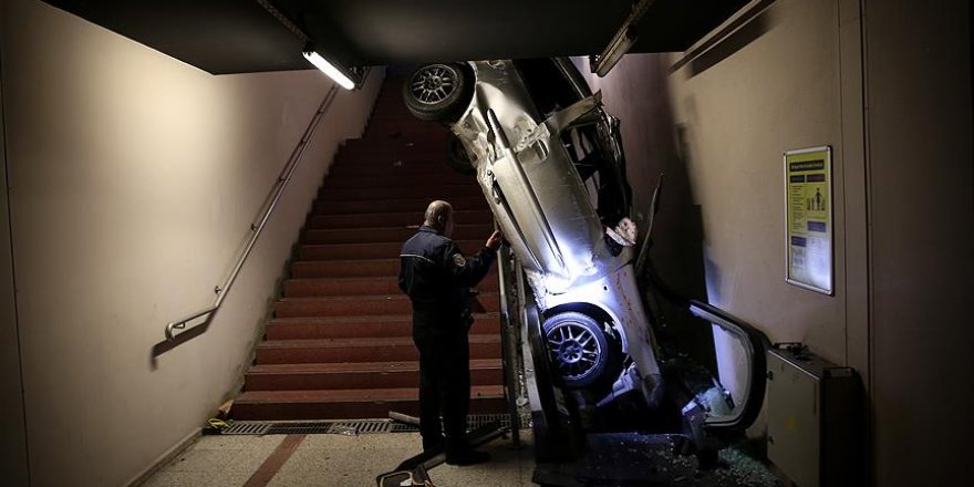 Otomobil metro yaya alt geçidine yuvarlandı