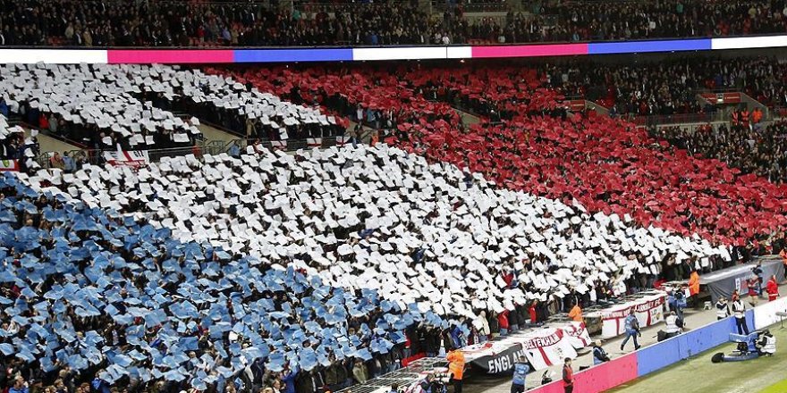 Tribünden atılan patlayıcı madde maçı tatil ettirdi