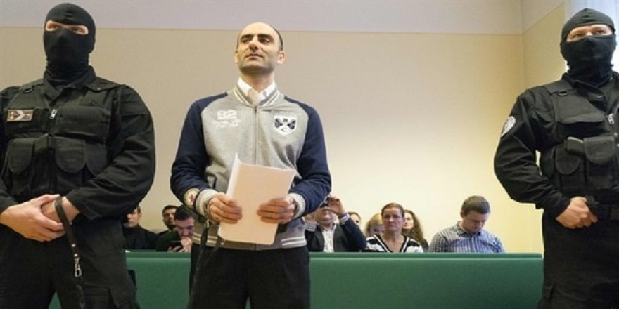 Macaristan sığınmacıya 'pranga vurdu'