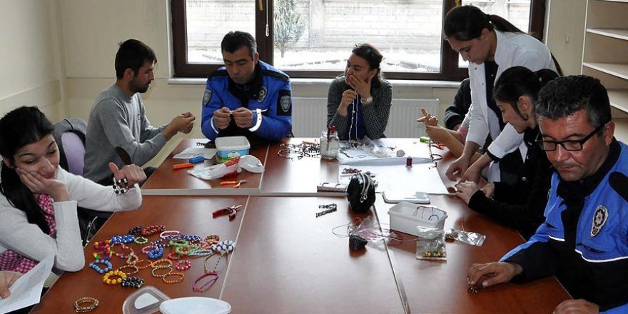 Engelleri 'polis ağabeyleri' ile aşacaklar