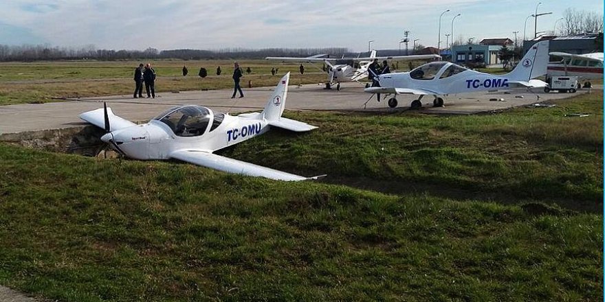 Eğitim uçağı pist başı yapmak isterken kanala girdi