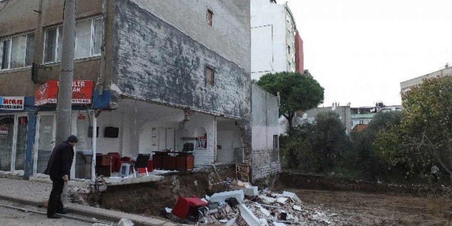 Bandırma’da binanın yan duvarı çöktü