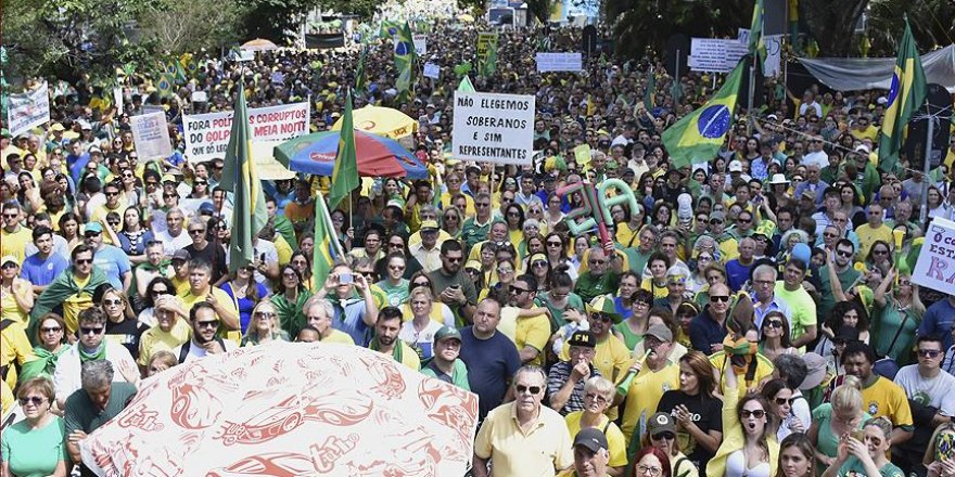 Brezilya'da on binlerce gösterici yolsuzluk soruşturmasına destek verdi