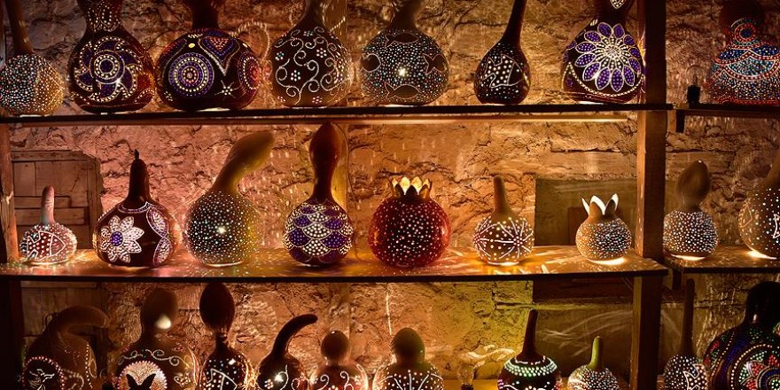 Binlerce su kabağını lambaya dönüştürdü
