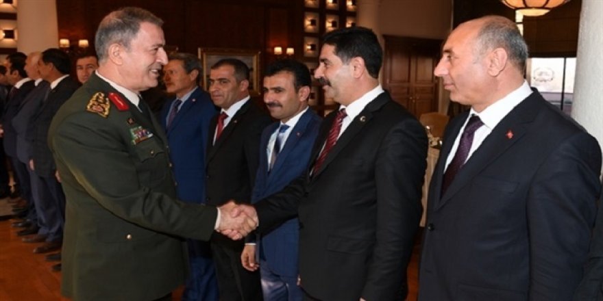 Orgeneral Akar güvenlik korucularını kabul etti