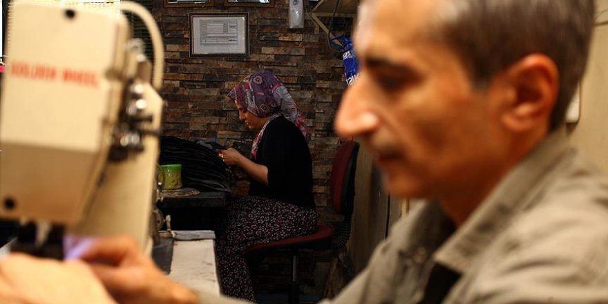 Çevresine kulak asmadı eşi ile açtıkları atölyede 'saya' dikiyor