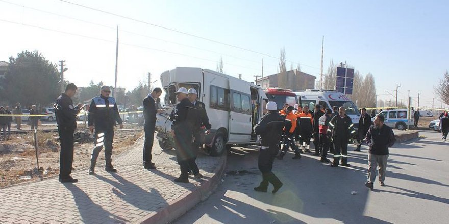 Lokomotif, öğrenci servisiyle çarpıştı: 14 yaralı