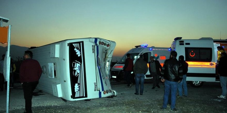 Tarım işçilerini taşıyan minibüs kaza yaptı: 21 yaralı