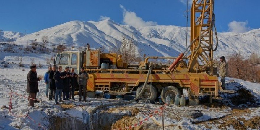 Hakkari Belediyesi kar altında sondaj çalışmalarına başladı