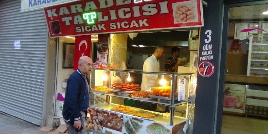 Dolarını bozdurup fişini getirene tatlı ikram ediyor
