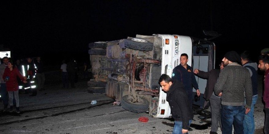 Manisa’da 3 araç çarpıştı: 21 yaralı