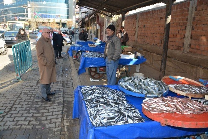 Başkan Eşkinat esnaf ve vatandaşların sorunlarını dinledi