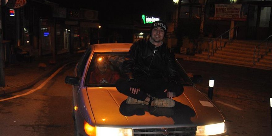 Otomobilin üstünde tehlikeli yolculuk