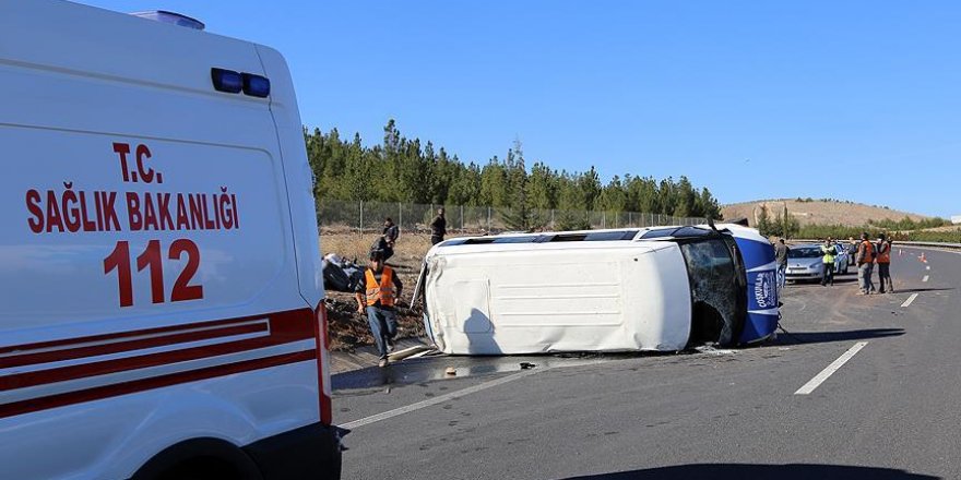 Şanlıurfa'da işçi minibüsü devrildi: 13 yaralı