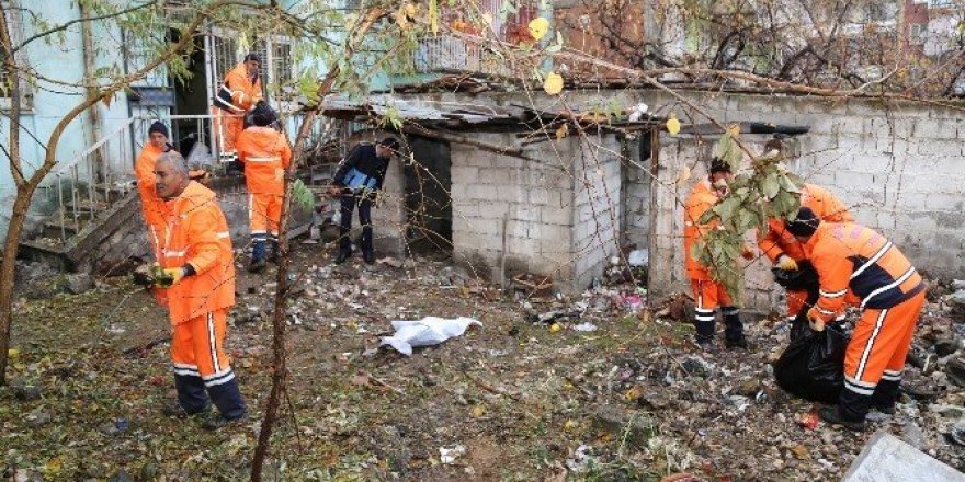 Evin içinden ve bahçesinden 3 kamyon çöp çıktı