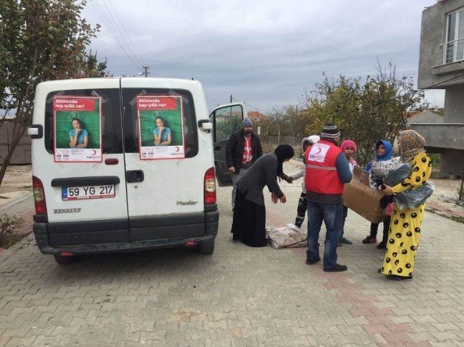 İhtiyaç sahiplerine kömür ve kıyafet yardımı