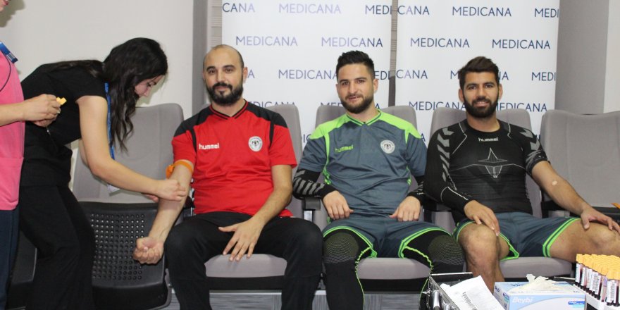Konyaspor’da futbolcular kan verdi