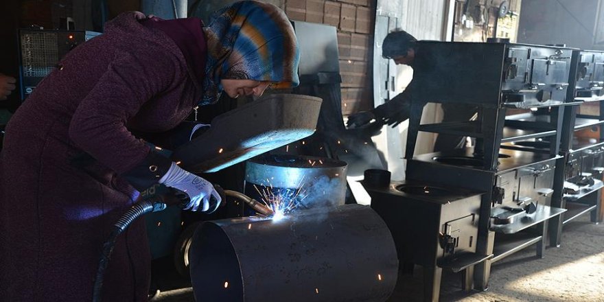 'Özlem Usta'nın yaptığı sobalarla ısınıyorlar