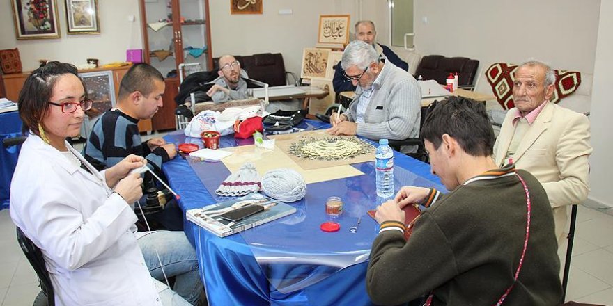 Engelliler el sanatları kursuyla motive oluyor