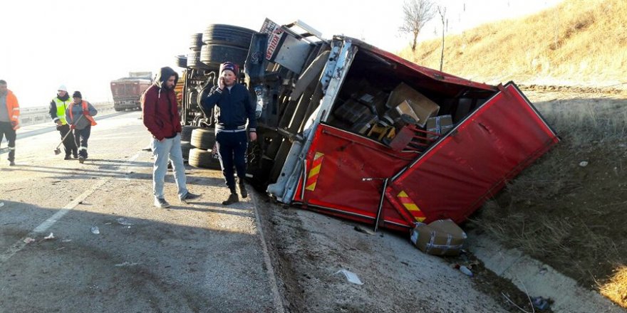 Yolcu otobüsü kamyona çarptı: 25 yaralı