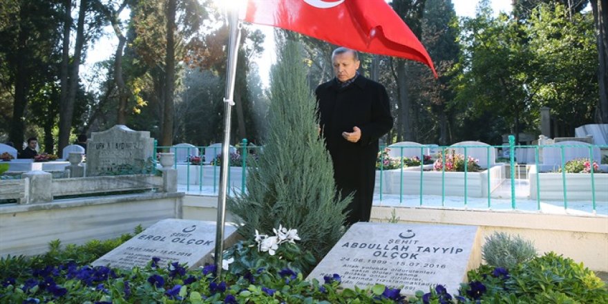 Erdoğan'dan şehit Erol Olçok ve oğlunun mezarına ziyaret