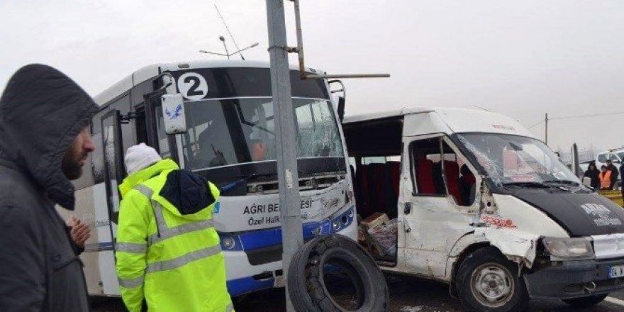 Minibüsler çarpıştı: 1 ölü, 9 yaralı
