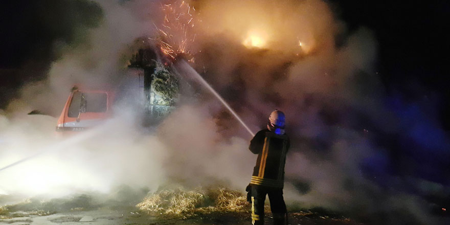 Konya'da Saman yüklü kamyon alev alev yandı