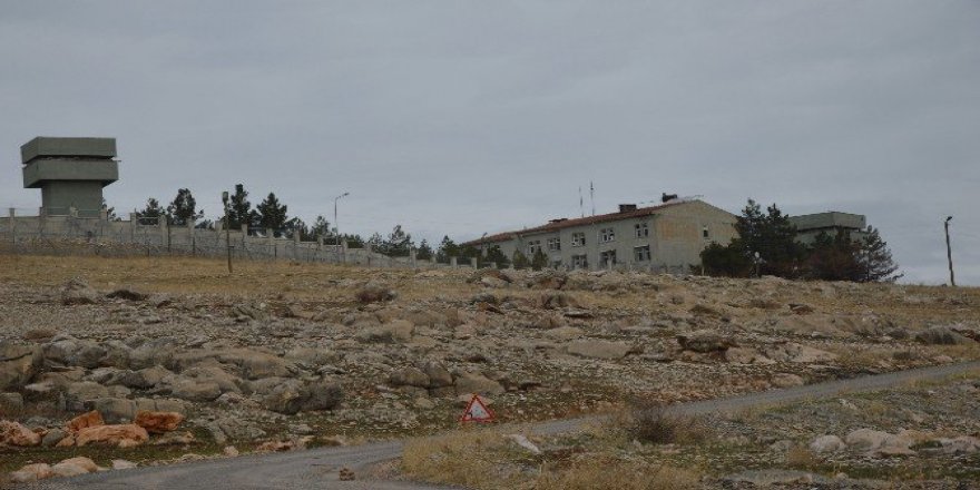 Aracın karakola 300 metre mesafede patlaması olası faciayı önledi