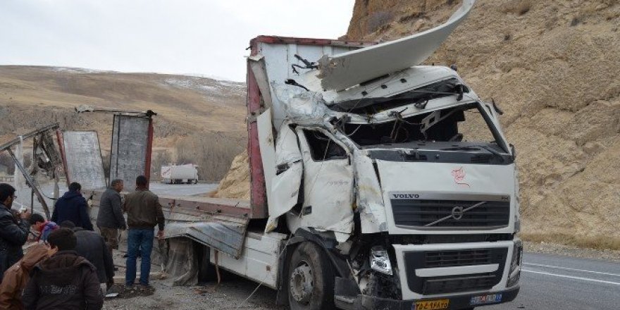 Adilcevaz’da virajı alamayan TIR devrildi; 1 yaralı