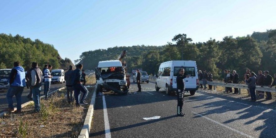 Köyceğiz’de iki minibüs çarpıştı: 11 yaralı