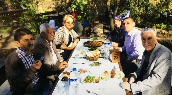 Hastane kuyruğunda beklerken 50 yıl önceki öğretmenini buldu