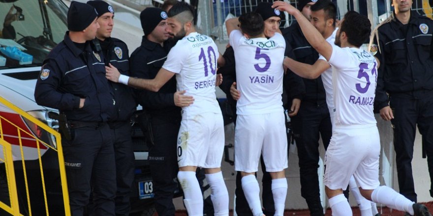 Afyonsporlu futbolcular gol sevinçlerini polislere sarılarak gösterdi