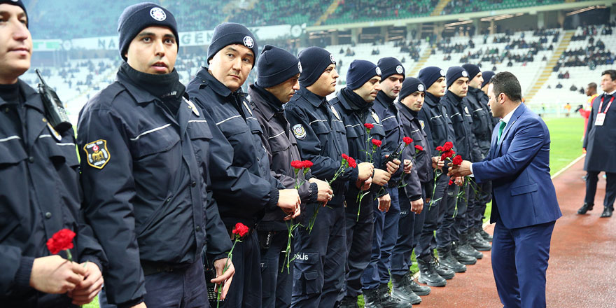 Futbolcular polislere karanfil verdi
