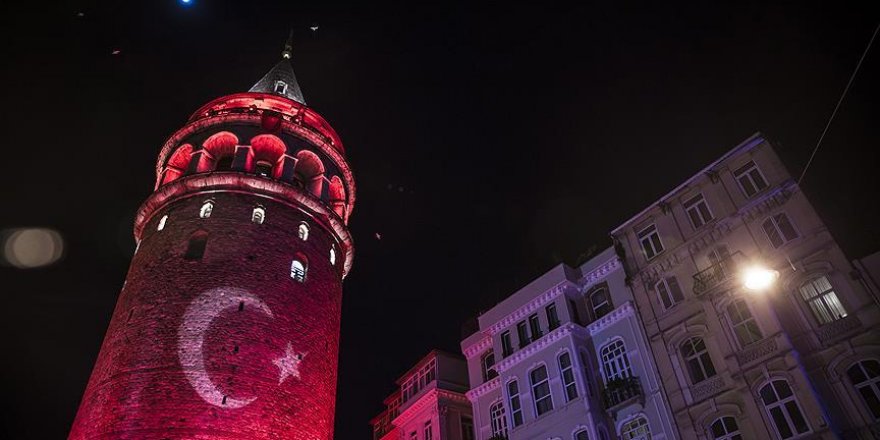 Galata Kulesi kırmızı beyaza büründü