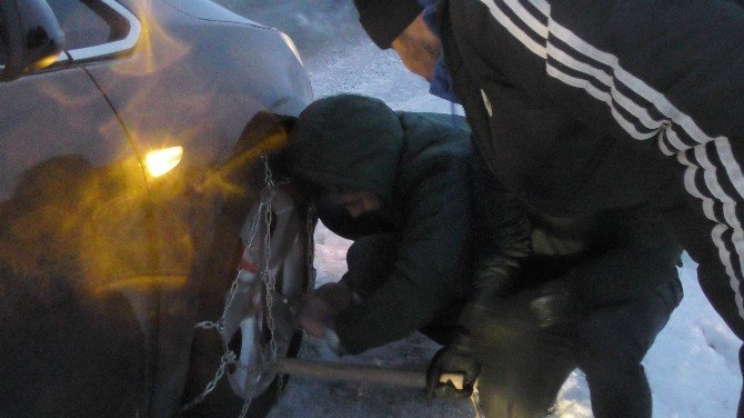 Ardahan’da kar yağışı ve tipi ulaşımı olumsuz etkiliyor