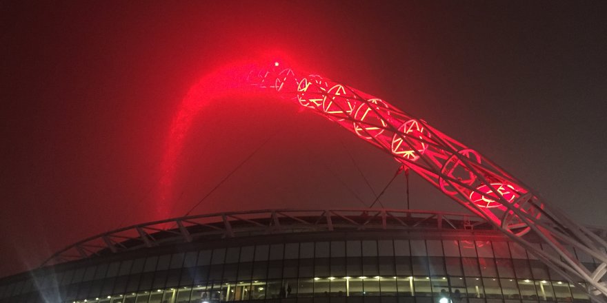 Wembley Stadı'nın ünlü kemeri Türkiye için kırmızı oldu