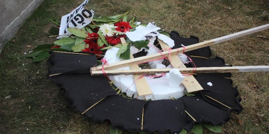Şehit cenazesinde CHP çelengini parçaladılar