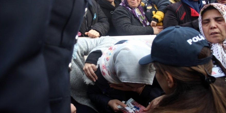 Acılı eş törene düğün fotoğrafı ile geldi