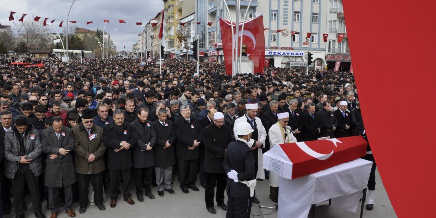 İkiz çocuk babası şehit polis son yolculuğuna uğurlandı