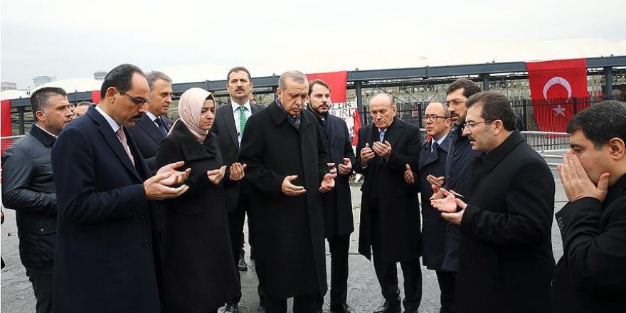 Cumhurbaşkanı Erdoğan 'Şehitler Tepesi'nde dua etti