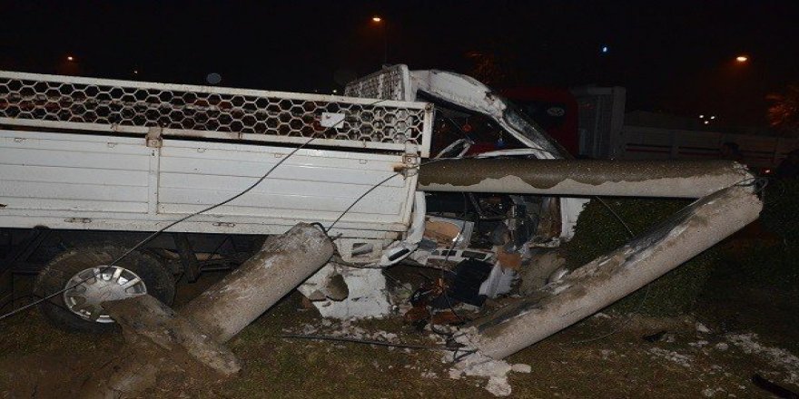 Kamyonet beton direğe çarptı: 1 ölü 1 yaralı